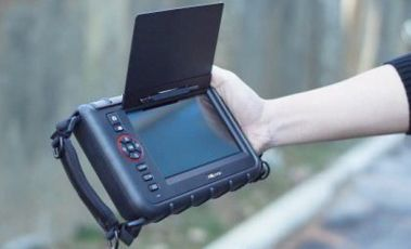 わずか1.3kgの軽量ボディを実現:サンバイザーつき